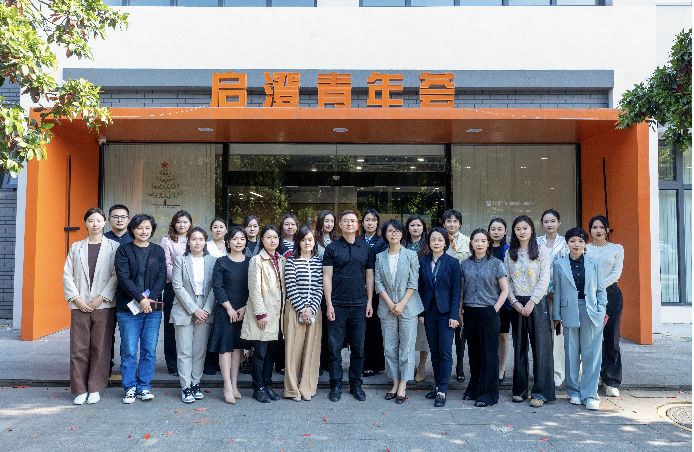 江阴新生代女企业家合影留念