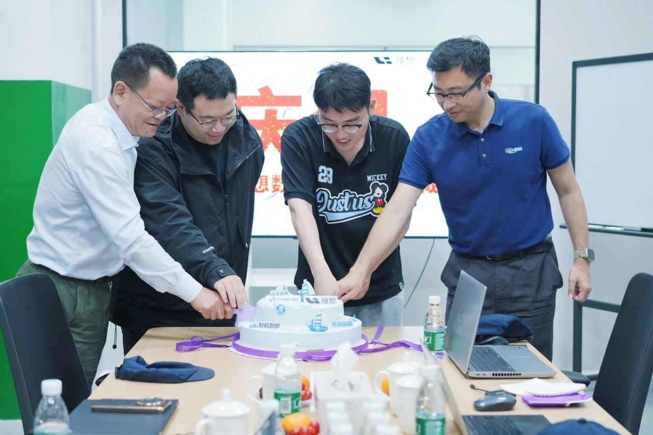 Linkedata、HIGSAL and Li autothe three teams held a symbolic cake-cutting ceremony